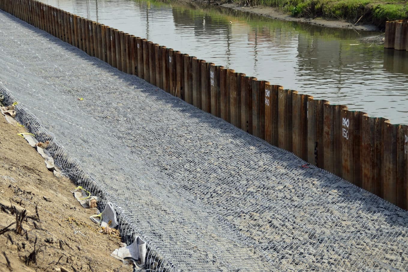 ścianka szczelna wzdłuż kanału